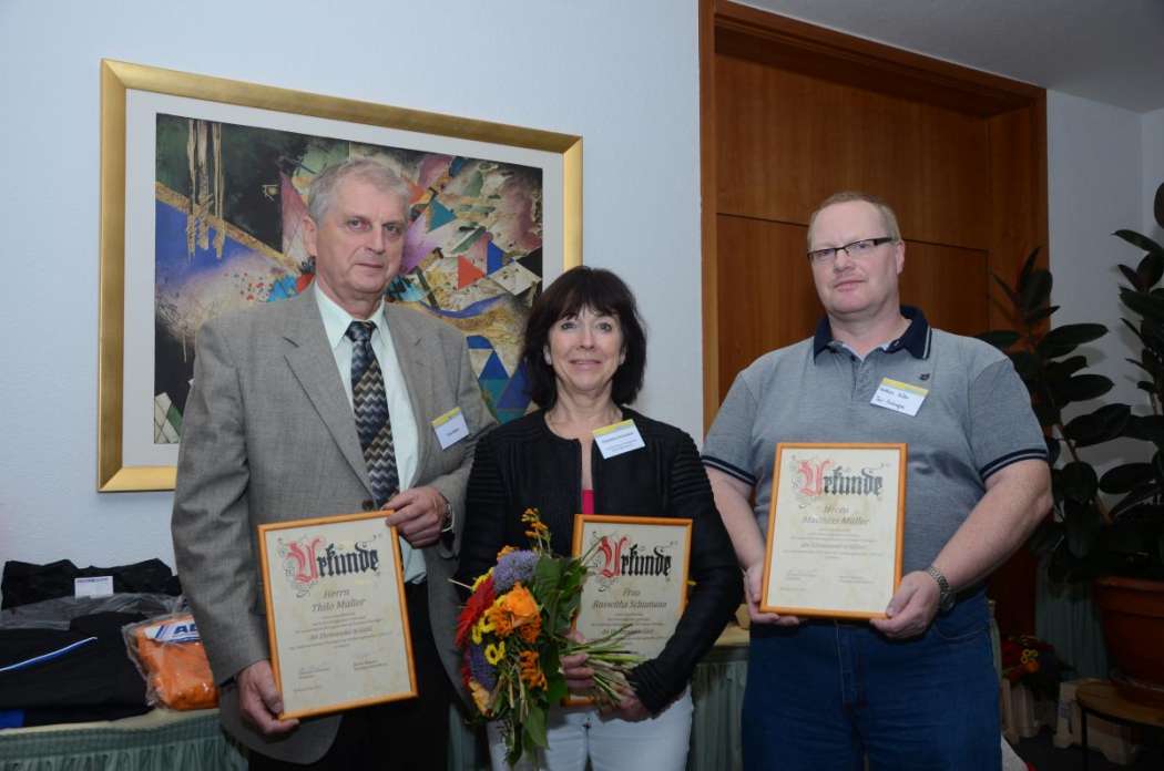 Thilo Müller (v. l.), Roswitha Schumann und Matthias Müller bekamen Ehrennadeln des LTV verliehen. (Foto: Dietmar Fund)
