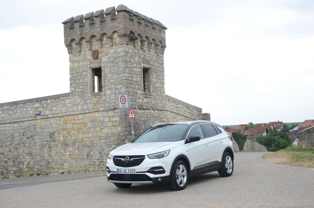 Neue Motoren und eine Automatik machen den Grandland X noch komfortabler. In der Ultimate-Ausstattung (Foto) hat er adaptive LED-Scheinwerfer.