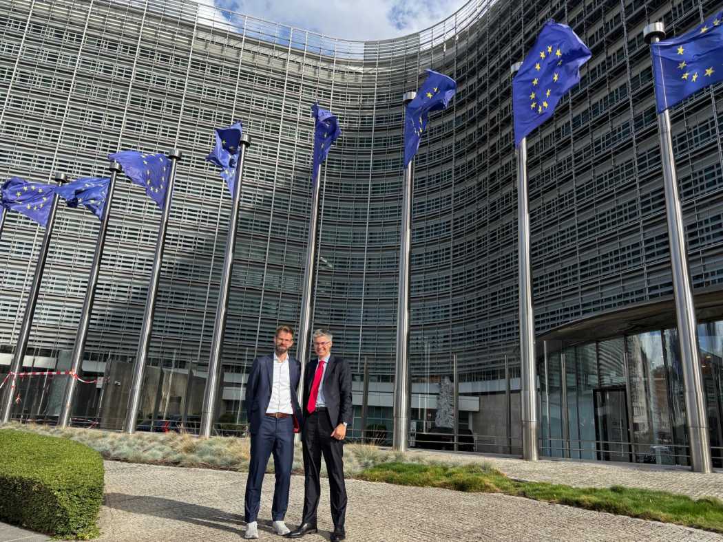 Verbandspräsident Gregor Beiner und der Pariser Taxizentralenchef Armand Joseph-Oudin tauschten sich mit Vertretern europäischer Institutionen aus. | Foto: BVTM