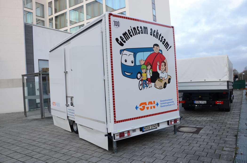 Den Trailer könnten auch Taxi- und Mietwagenunternehmer ziehen, die Transporter einsetzen. (Foto: Dietmar Fund)