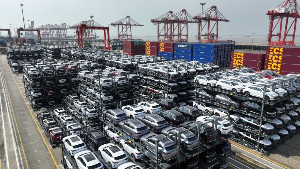 Hybrid-Schwemme: Nachdem die EU bei den Zöllen eine Flanke offen ließ, nutzten die China-Marken die Gelegenheit schnell und forcierten die Hybrid-Exporte massiv. Im Bild: Autos für den Export im Hafen Taicang in Jiangsu. | Foto: dpa/XinHua