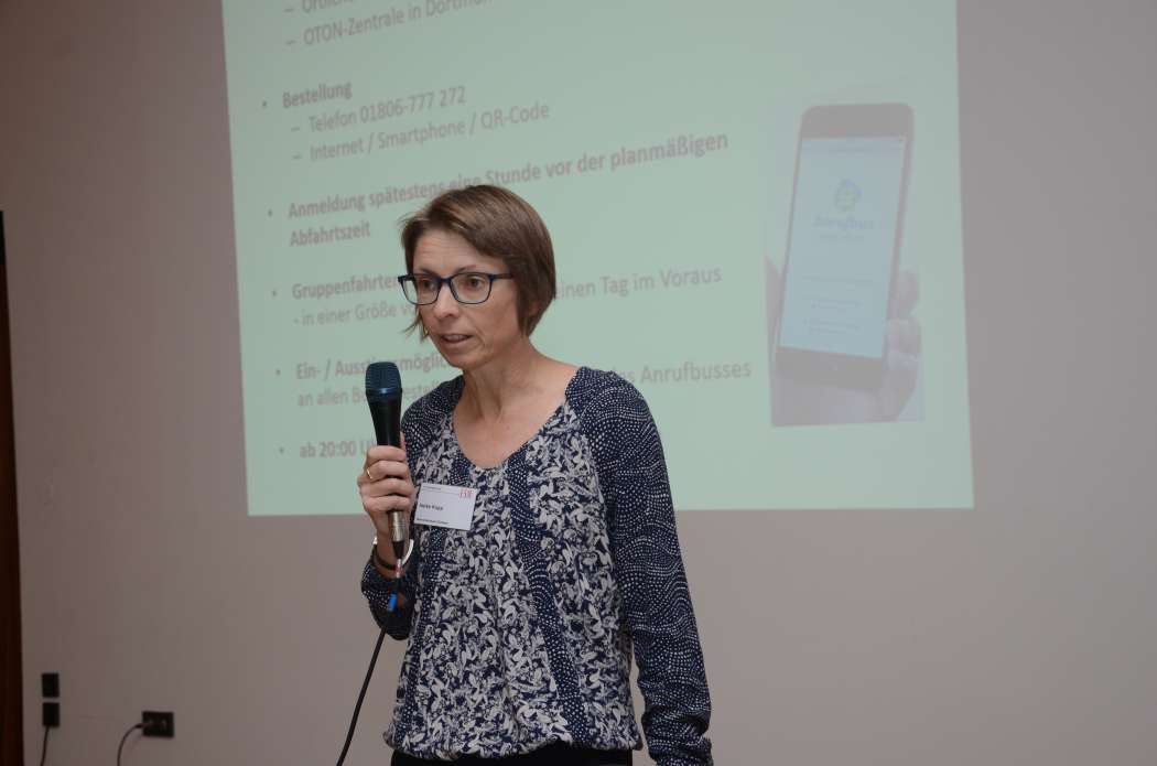 Amtsleiterin Heike Kopp findet in Rottweil nur schwer Taxiunternehmer, die für den RufBus Rottweil fahren möchten. (Foto: Dietmar Fund)
