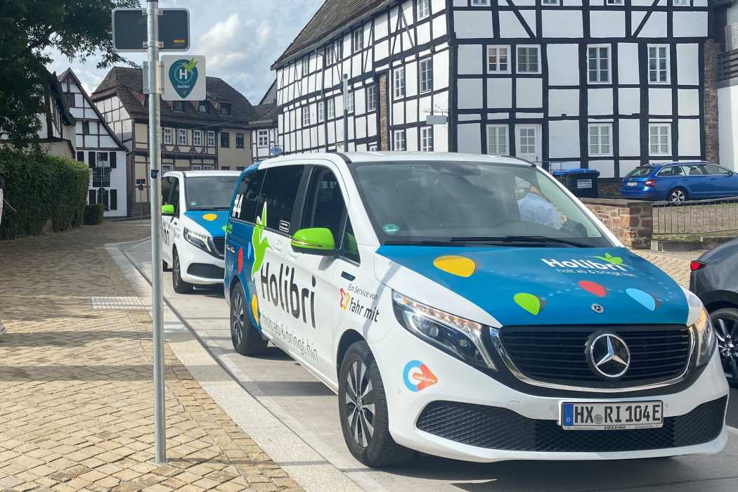 Der elektrische On-Demand-Verkehr „Holibri“, der seit 6. Dezember 2021 die wenig frequentierten Buslinien HX1, HX2, HX3 und HX5 in Höxter ersetzt, hat sich so gut etabliert, dass die Erfolgsgeschichte auch nach dem Ende der dreijährigen vom Land NRW geförderten Projektzeit fortgesetzt und konzeptionell im Kreis der nordrhein-westfälischen Mittelstadt weiterentwickelt wird. (Foto: nph)