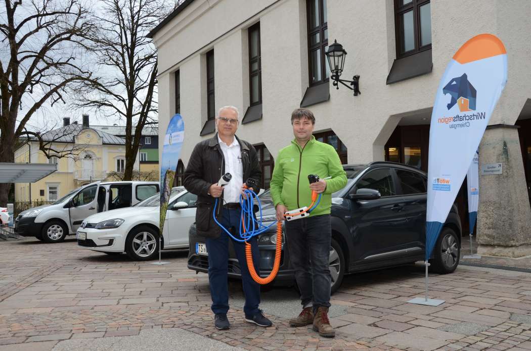 Hubert Vachenauer (l.) berät Firmenkunden wie Raphael Röckenwagner vom Maschinenring Traunstein beim Einstieg in die Elektromobilität. (Foto: Dietmar Fund)