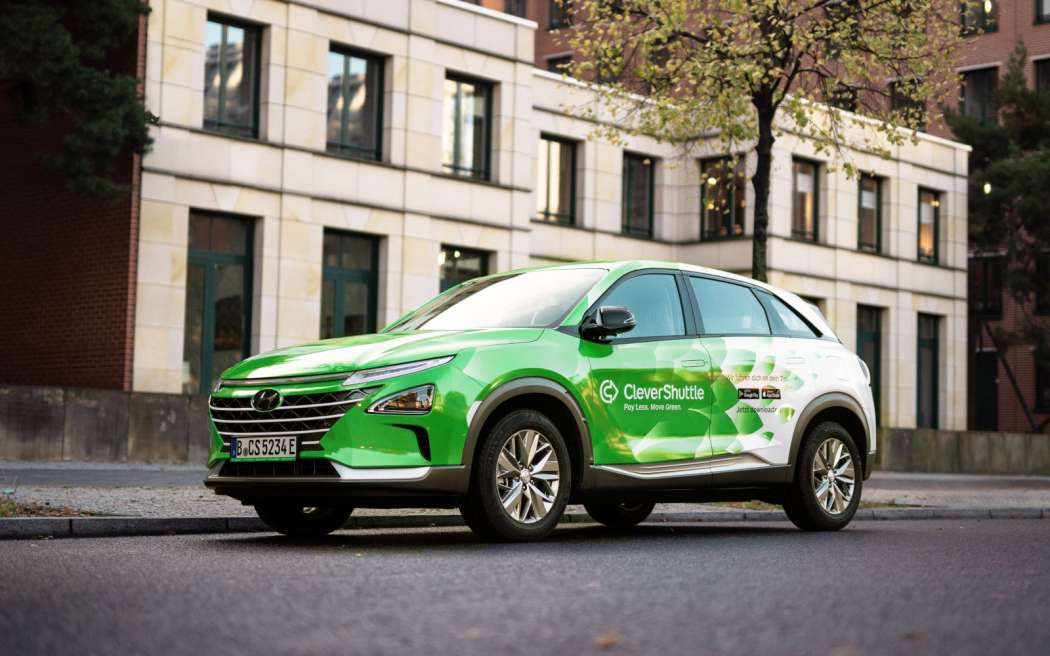 Raucht nicht, dampft nur: Der Hyundai Nexo ist das zweite Brennstoffzellenmodell, das CleverShuttle einsetzt. | Foto: Hyundai