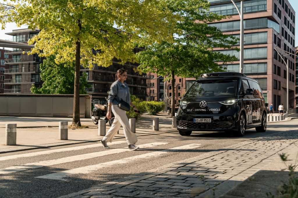 Otonom olarak hareket eden minibüsler ÖPNV'de, VW ID. Buzz AD gibi, sanayi üssü için de bir şans olabilir; Agora Verkehrswende bunu savunuyor. | Fotoğraf: VWN