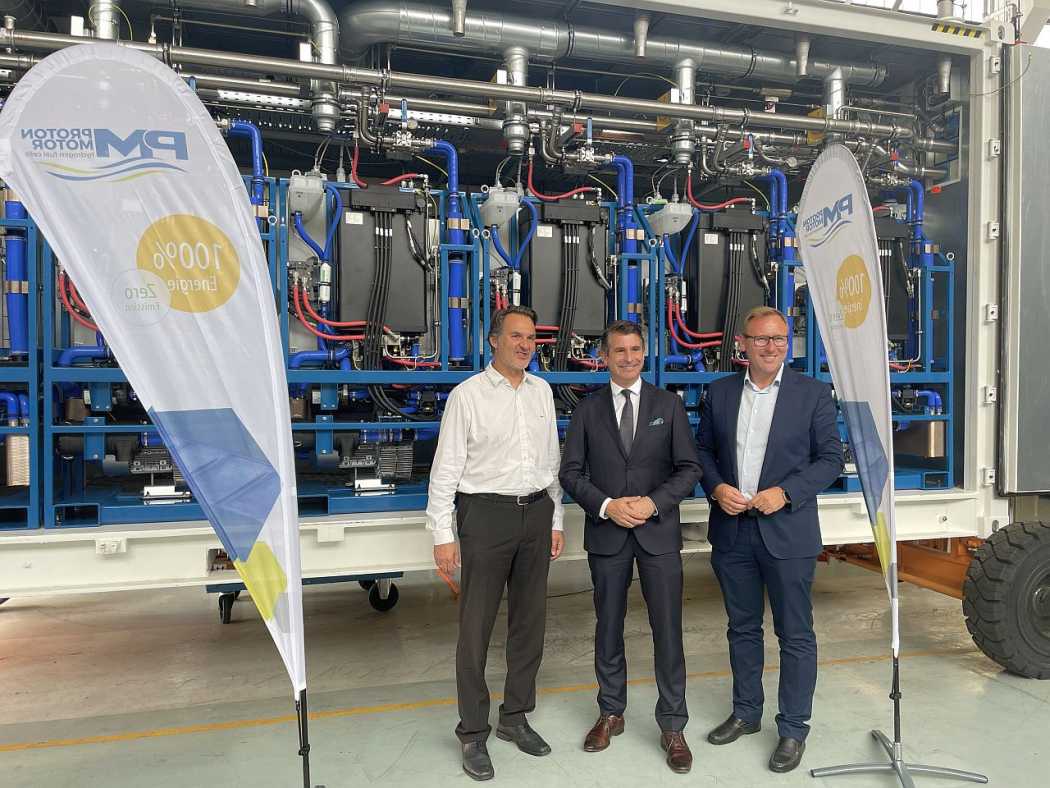 Bayerns Staatsminister Eric Beißwenger (Mitte) zu Besuch bei Proton Motor, begleitet von MdL Benjamin Miskowitsch (r.) und Manfred Limbrunner, Director Investor Relations and Communication bei Proton Motor. (Foto: Proton Motor)