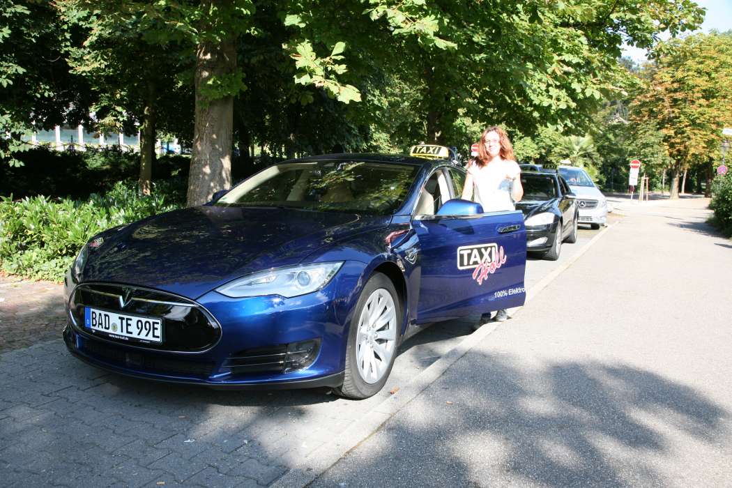 Soll die Rheinpromenade günstiger als ein Bus anbinden, das Anruf-Linien-Taxi von Taxi Holl. (Foto: Taxi Holl)