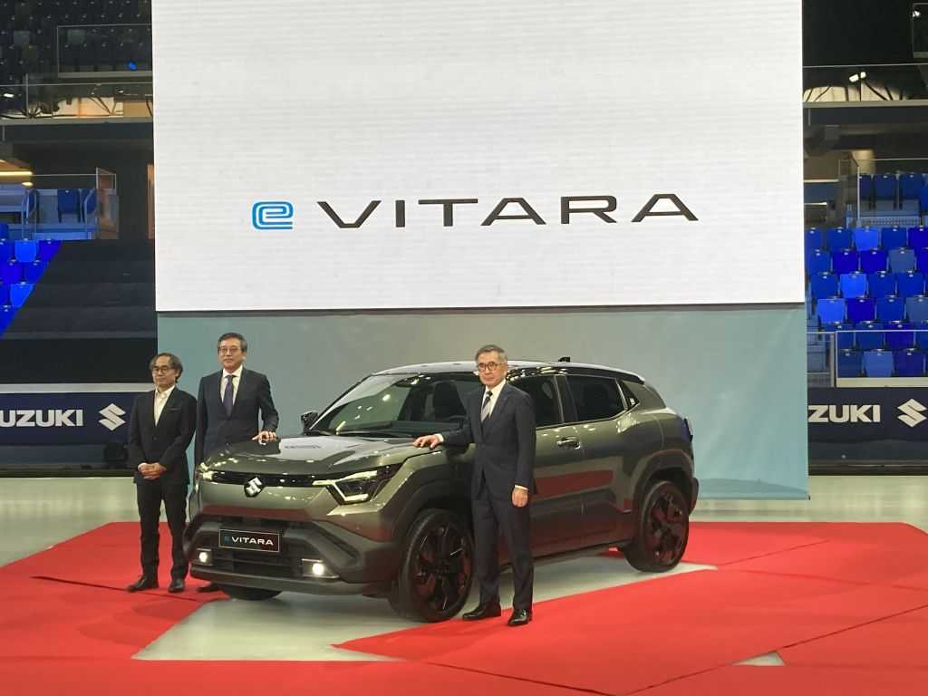 Suzuki'nin yönetim kadrosu, başkanları Toshihiro Suzuki ile Milano'ya gitti. Orada e_Vitara'dan sonra programda motosiklet fuarı EICMA vardı. (Fotoğraf: G. Soller)