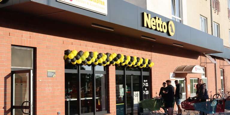 Vor den Netto-Filialen des schwarzen Netto in Nord-und Ostdeutschland errichtet Vattenfall Schnellladestationen. | Foto: Netto