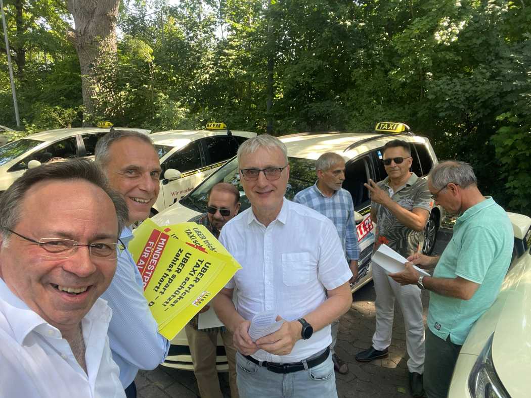 Patrick Meinhardt (left), CEO of TMV, with Hallo Taxi 3811 bosses Sven Marcus Fürst (second from left) and Wolfgang Pettau (third from left). | Photo: TMV