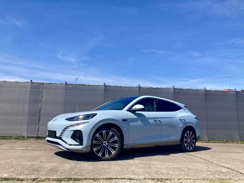 Der N7 positioniert sich zwischen dem BYD Seal und dem Mercedes-Benz EQE, baut aber mit 1,6 Meter Höhe in Richtung CUV. | Foto: G. Soller