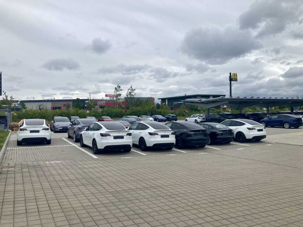 Volle Höfe bei Tesla - nicht nur am Standort Parsdorf. Jetzt gibt es 6.000 Umweltprämie auf Lagewagen.  (Foto: G. Soller)