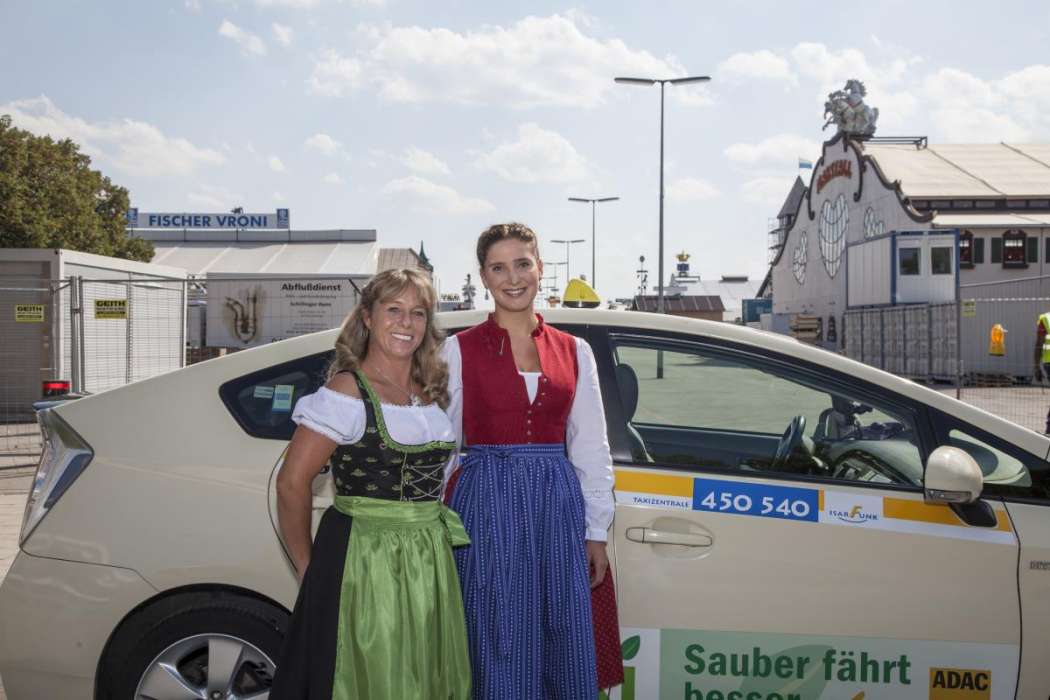Petra Müller (l.) fungiert als Taxi-Patin. Alexandra Stigger ist die Pressesprecherin der Aktion und leitet die Interventionsstelle. (Foto: essential media)