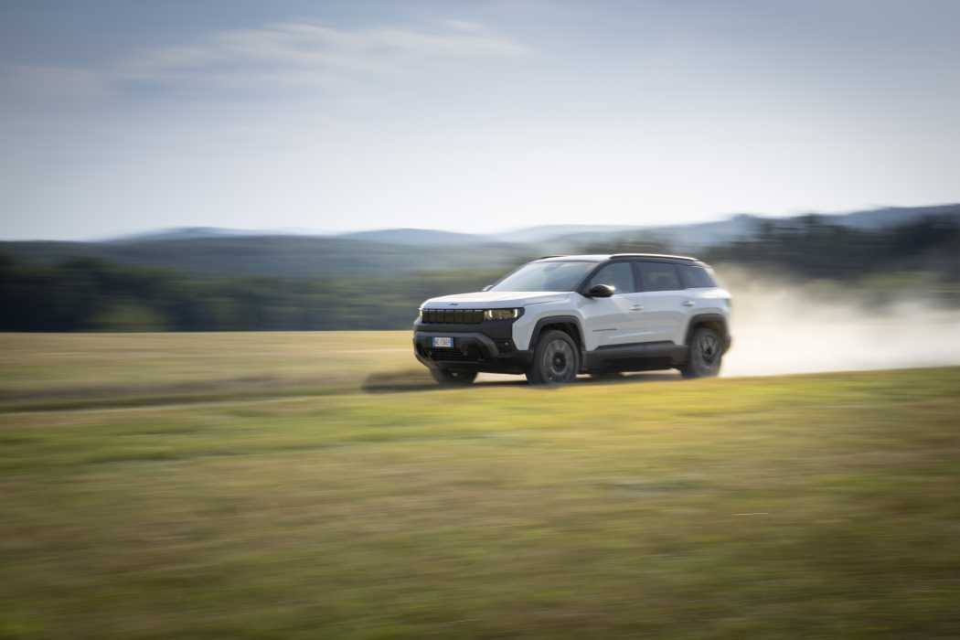 Auf unbefestigten Straßen kommt der Compass 4xe auch sehr weit. | Foto: Jeep