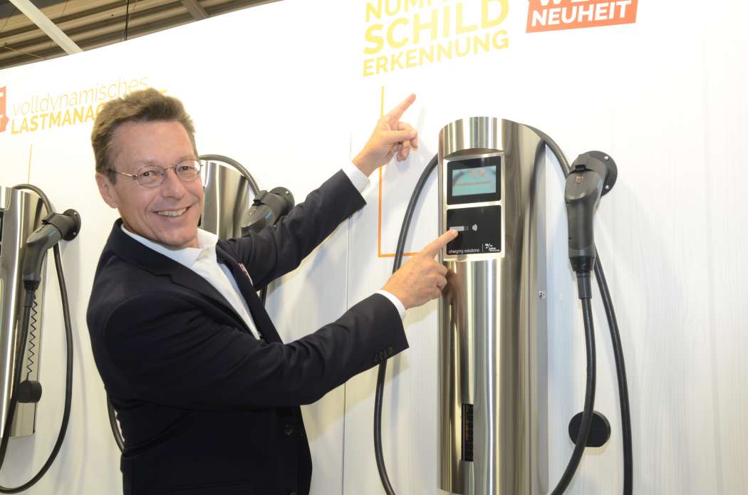 Geschäftsführer Christoph R. Erni führte die Kennzeichenerkennung an der Ladesäule vor. (Foto: Dietmar Fund)