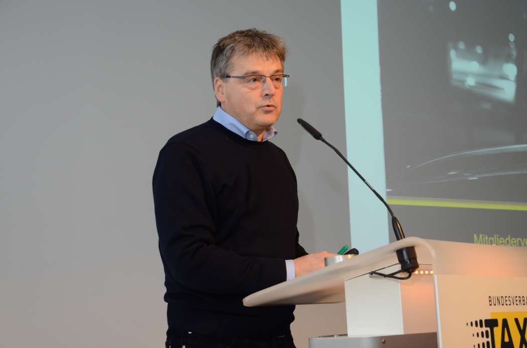 Kajo Wasserhövel appellierte an alle Taxiunternehmer, die Kampagne für das Taxi mit Türwerbung und weiteren Werbematerialien zu unterstützen und damit ihre Existenz zu sichern. (Foto: Dietmar Fund)