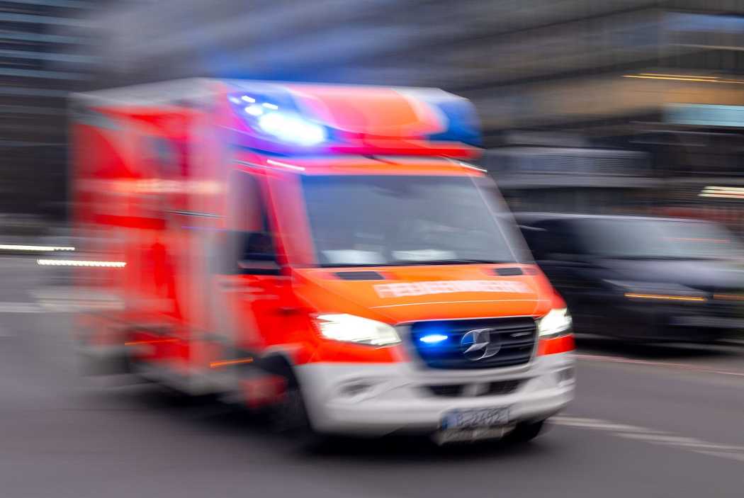 Ein Radfahrer konnte einer sich öffnenden Taxitür nicht ausweichen und stürzte. Im Krankenhaus verstarb der Gestürzte dann.|Foto: dpa_Monika Skolimowska