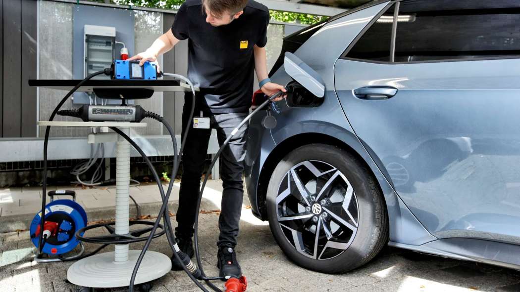 Was zieht denn da? Der ADAC hat die Ladeverluste an Steckdose und Wallbox nachgemessen - und bei den Fahrzeugmodellen massive Unterschiede ausgemacht. | Foto: ADAC/Ralph Wagner