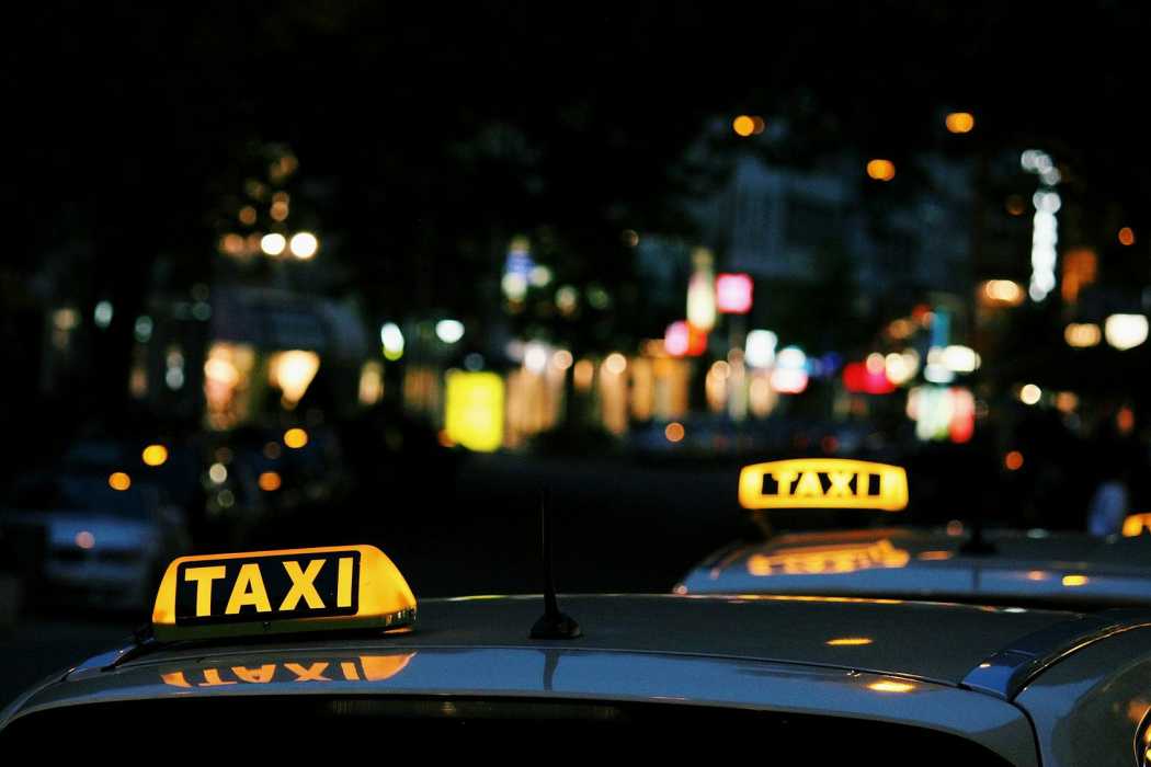 Almanya'da taksi çok pahalı olduğu iddia ediliyor - bu sonuca, 'wir fahren' tarafından yaptırılan bir çalışma ulaşıyor. Bu doğru mu?| Fotoğraf: Lexi Anderson - unsplash