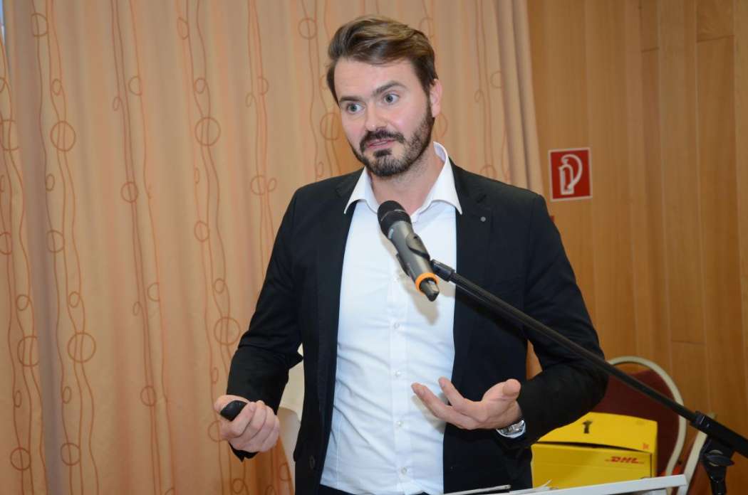Marcel Krichbaum, für die Betreuung von Verbänden zuständiger Key Account Manager der Deutschen Telekom, stellte den neuen WLAN-Hot-Spot für Taxis vor. (Foto: Dietmar Fund)