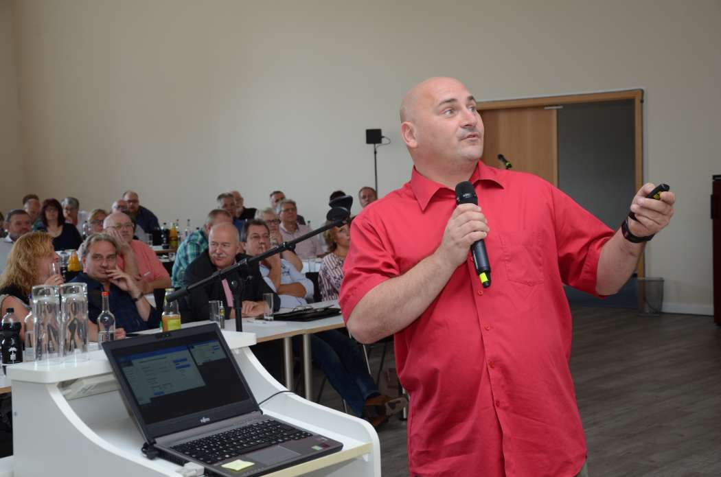 Mario Landgraf von DL-Daten stellte den Unternehmerinnen und Unternehmern das im Aufbau befindliche Datenschutz-Portal vor. (Foto: Dietmar Fund)