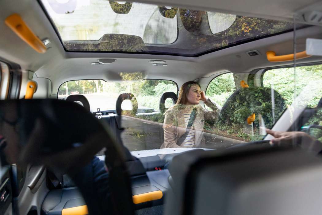Sichere Fahrt: Gut Abstand und eine spezielle Scheibendichtung sollen den Fahrgästen im Hybrid-Shuttle von LEVC noch mehr Sicherheit bieten. | Foto: LEVC