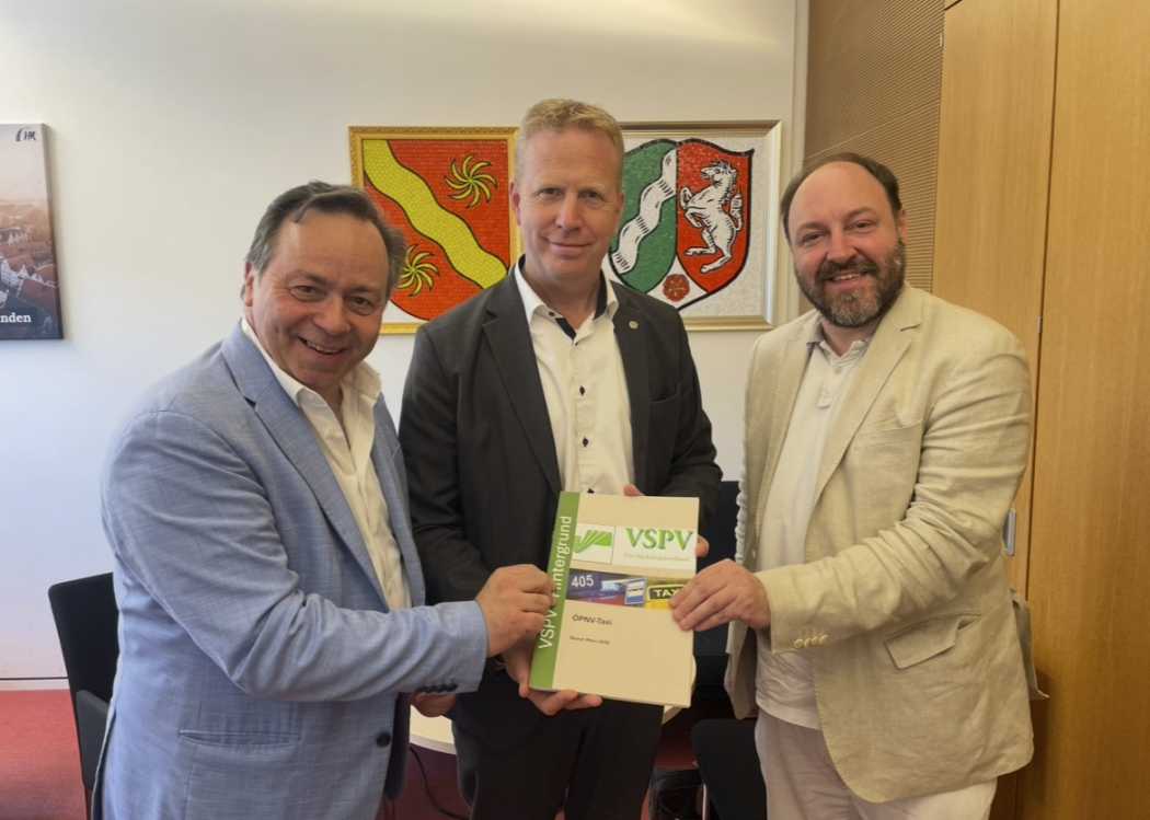 Patrick Meinhardt (re.) und Sascha Waltemate (li.) mit Henning Rehbaum (CDU), dem stellvertretenden Vorsitzenden des Verkehrsausschusses. |Foto: VSPV