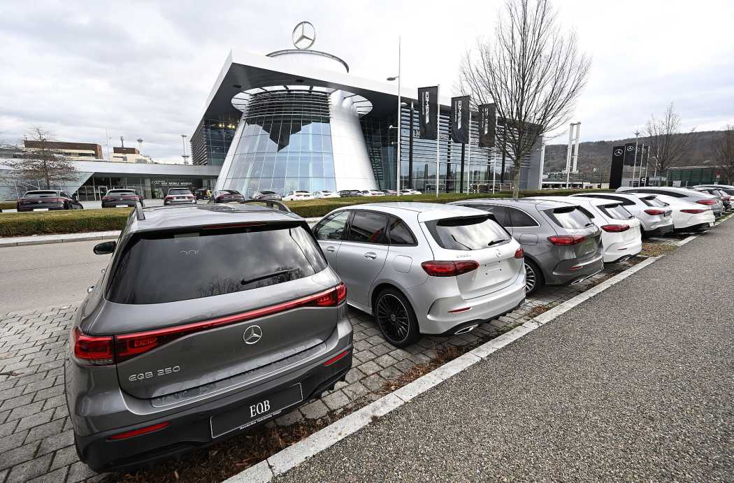 Noch hat Mercedes eigene Autohäuser, diese sollen aber nun verkauft werden.| Foto: Bernd Weißbrod-dpa