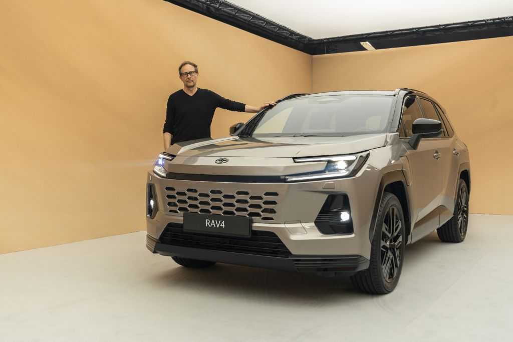 RAV4, 2024 yılında ilk kez Ford-F-150'yi ABD'nin EN ÇOK SATILAN arabası olarak tahtından indirdi. Ayrıca Asya ve Avrupa'da da iyi gidiyor. Şimdi tamamen yeni geliyor! | Foto: Toyota