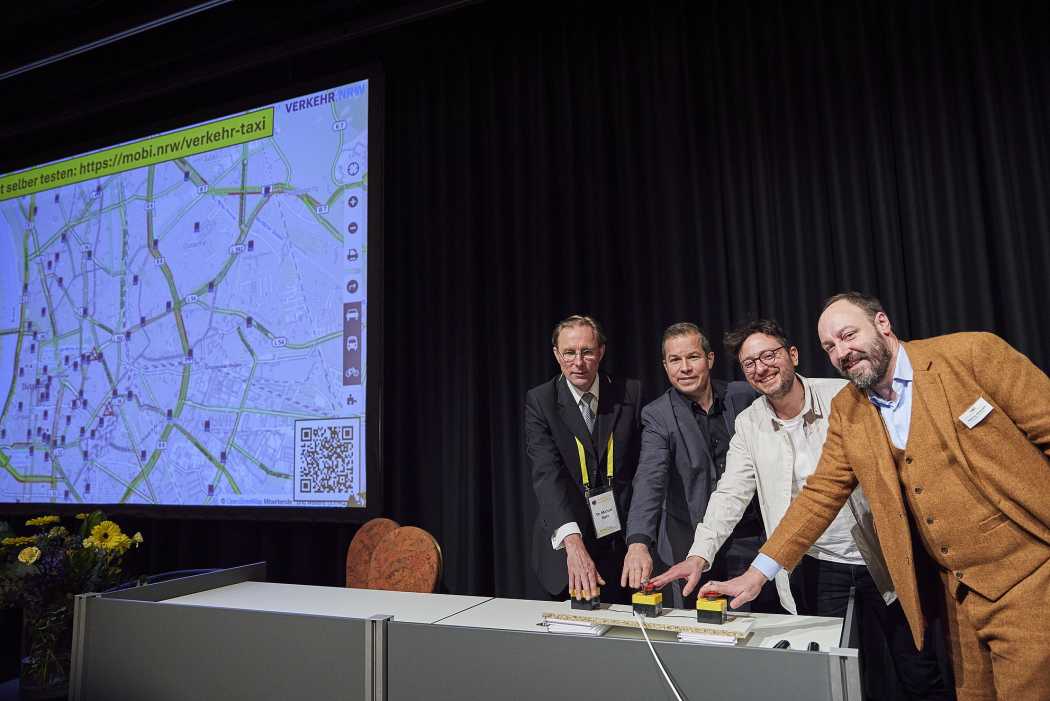 Soldan sağa: Dr. Michael Stehr, FPN, Dr. Jochen Harding, NRW.Mobidrom GmbH, Dr. Johannes Götz, NRW.Mobidrom GmbH ve Sascha Waltemate, VSPV iş birliğini sembolik olarak başlatıyorlar.| Fotoğraf: Mario Brand