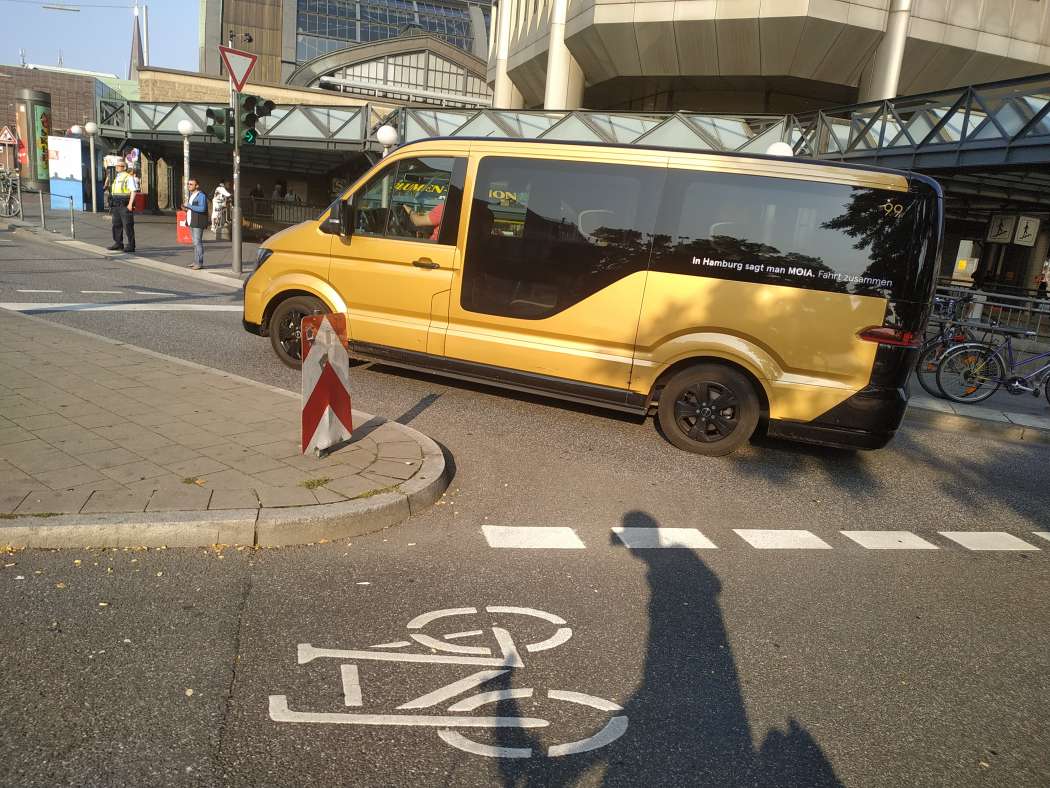 Alltag in Hamburg: Die auffälligen goldenen MOIA-Vans vom Typ VW e-Crafter haben sich in kürzester Zeit im Straßenbild etabliert. | Foto: J. Reichel
