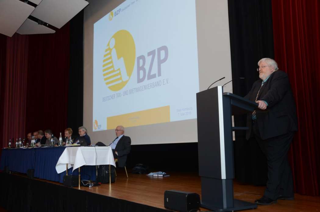 BZP-Präsident Michael Müller verlas im öffentlichen Teil den Beschluss, den der Erweiterte Vorstand als Mahnung an die Daimler AG senden möchte. (Foto: Dietmar Fund)