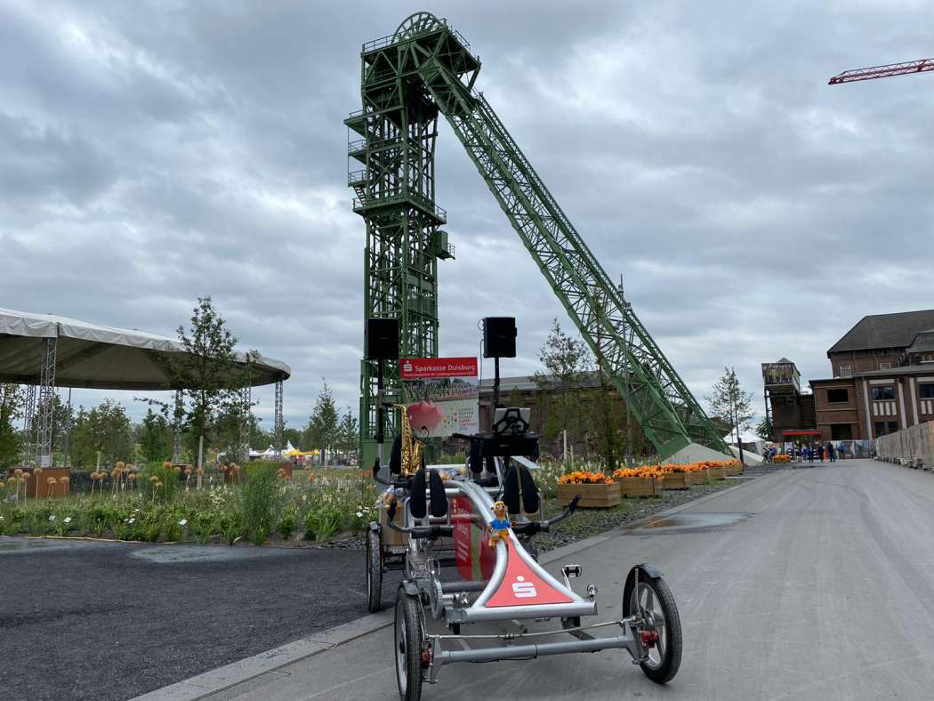 Auf einer Promenade der Landesgartenschau wird das Musiktaxi mit zwei Musikern besetzt erstmals für den Sponsor Sparkasse eingesetzt. (Foto: Das Musiktaxi)