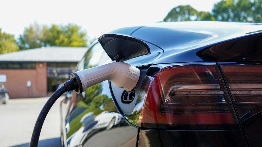 Öffentliche Ladesäulen weisen teils stark unterschiedliche Preise und Tarifmodelle auf – der ACE sieht darin ein zentrales Hindernis für eine nutzerfreundliche Elektromobilität. | Foto: myenergi via Unsplash