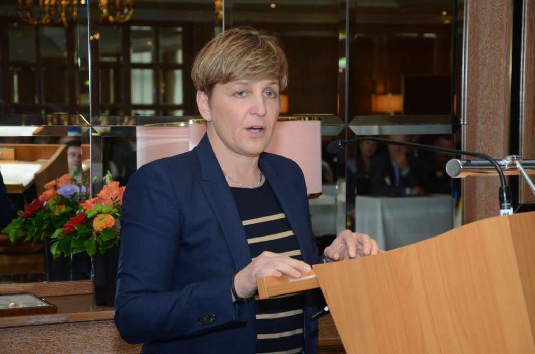 Die CDU-Landtagsabgeordnete Nicole Razavi vertrat Positionen, die dem Verbandsvorsitzenden Michael Ehret gut gefielen. (Foto: Dietmar Fund)