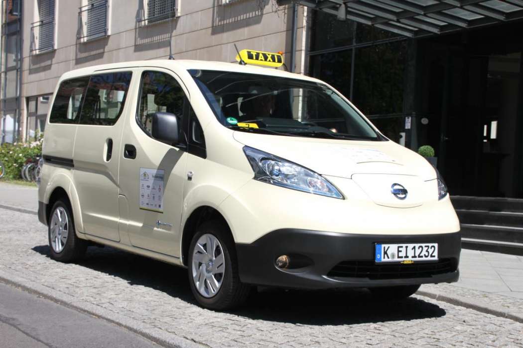 Bei „Taxi des Jahres“ war der Nissan e-NV 200 noch ein Fünfsitzer. Jetzt gibt es ihn mit zwei weiteren Sitzen. (Foto: Bert Brandenburg)