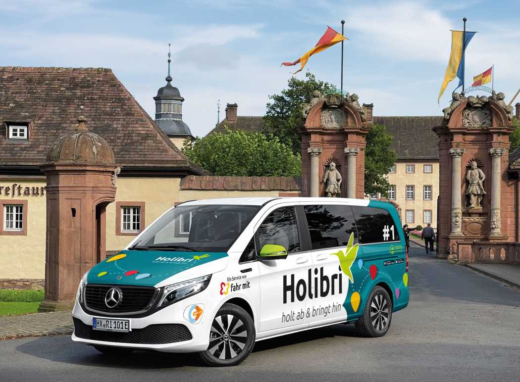 Der elektrische On-Demand-Verkehr „Holibri“, der seit 6. Dezember 2021 die wenig frequentierten Buslinien HX1, HX2, HX3 und HX5 in Höxter ersetzt, hat sich so gut etabliert, dass die Erfolgsgeschichte auch nach dem Ende der dreijährigen vom Land NRW geförderten Projektzeit fortgesetzt und konzeptionell im Kreis der nordrhein-westfälischen Mittelstadt weiterentwickelt wird. (Foto: nph)
