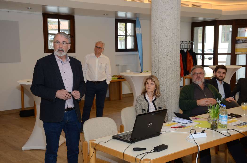 Der Elektrounternehmer Otto Zach (stehend) schilderte in Traunstein, wie man in die E-Mobilität einsteigen und mit ihr Mitarbeiter motivieren kann. (Foto: Dietmar Fund)