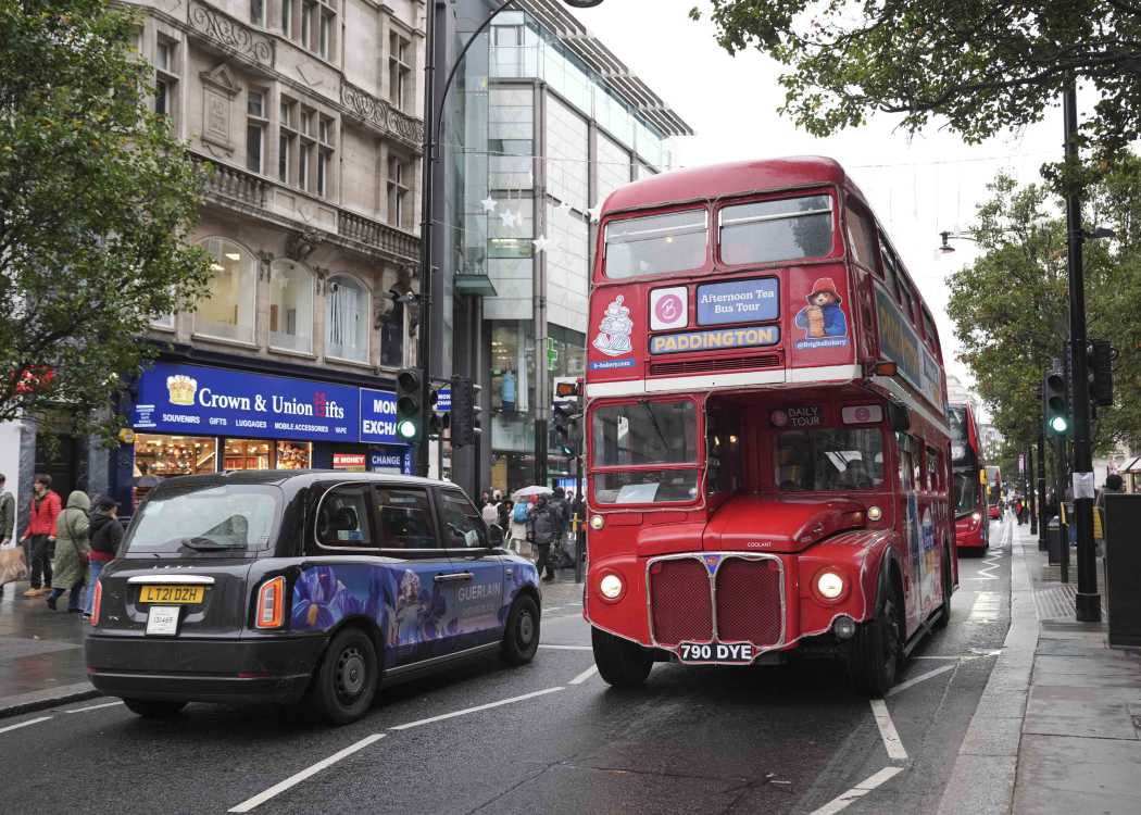 Black taxis and buses drive on Oxford Street, while preparations for the transformation of the shopping street into a pedestrian zone are underway.| Photo: Maja Smiejkowska-dpa
