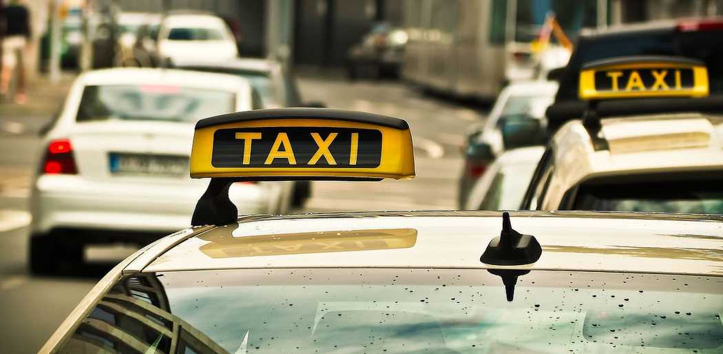 Erstmals dürfen Taxifahrer in Düsseldorf künftig Festpreise mit Kunden vereinbaren, wenn Fahrten vorab bestellt werden. | Foto: Pixabay