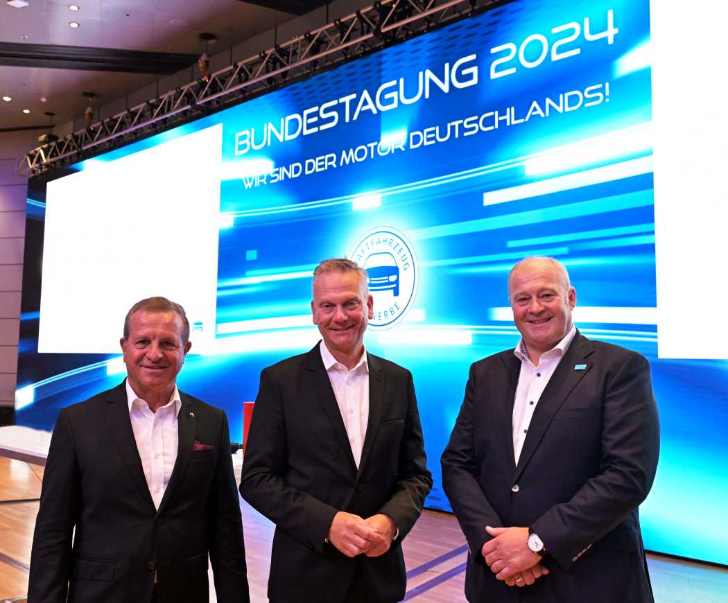Wollen Strom geben: Das ZDK-Präsidium mit Arne Joswig (Mitte), Thomas Peckruhn (l.) und Detlef Peter Grün eröffnete die 49. ZDK-Bundestagung in Frankfurt am Main. (Foto: ZDK/ProMotor/Felix Wachendörfer)