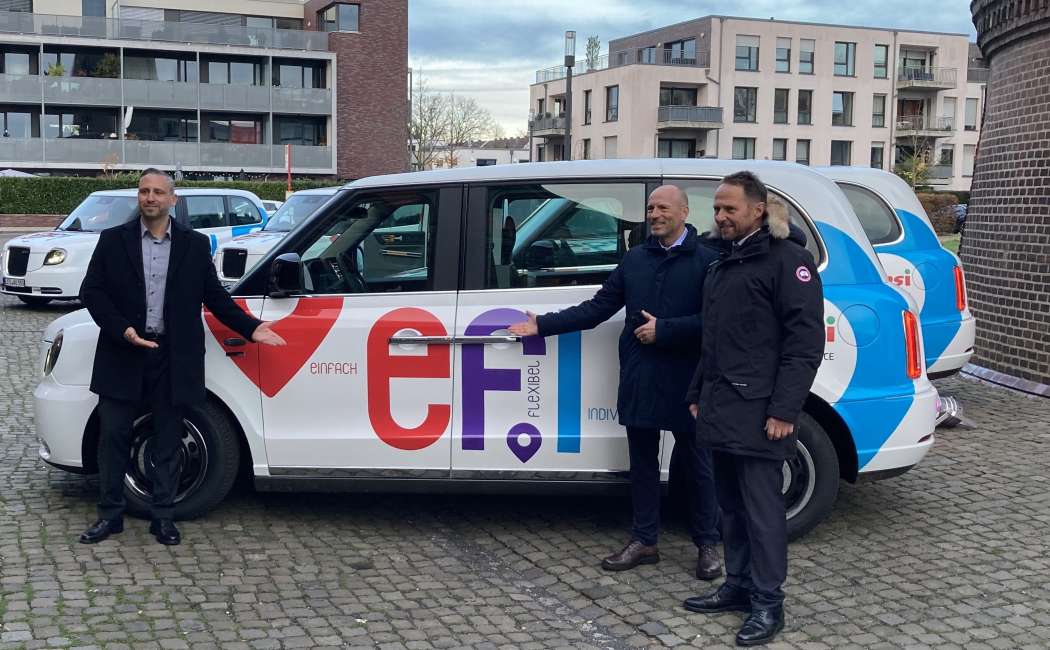 „efi“, der neue elektrische On-Demand-Verkehr der wupsi ist ein weiterer Baustein in Sachen Mobilitätswende. Der Name ist Programm – wupsi-Fahrgäste sollen mit „efi“ einfach, flexibel und individuell an ihr Ziel gelangen – und obendrein noch umweltfreundlich. Im Bild v.l.n.r: Georg Königsmann, GM von CleverShuttle, wupsi-Geschäftsführer Marc Kretkowski und Uwe Richrath, Oberbürgermeister Leverkusen (Foto: CleverShuttle)
