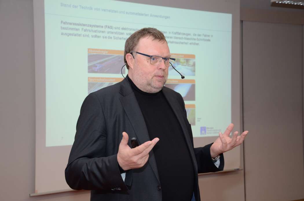 Prof. Dr.-Ing. Horst Wieker schilderte das Problem, dass gut zwei Drittel der Fahrgäste beim voll automatisierten Fahren mit Übelkeit zu kämpfen haben. (Foto: Dietmar Fund)