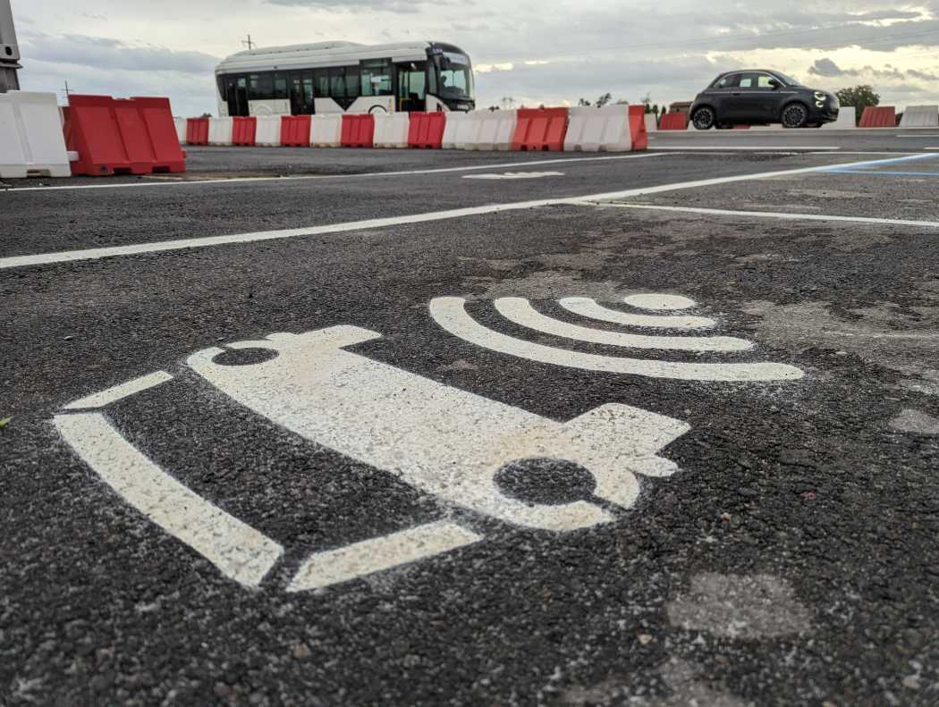 Drahtlos laden: Bei einem vielversprechenden Pilotprojekt erprobt ein Konsortium das induktive Laden, das natürlich auch statisch funktioniert. | Foto: J. Reichel