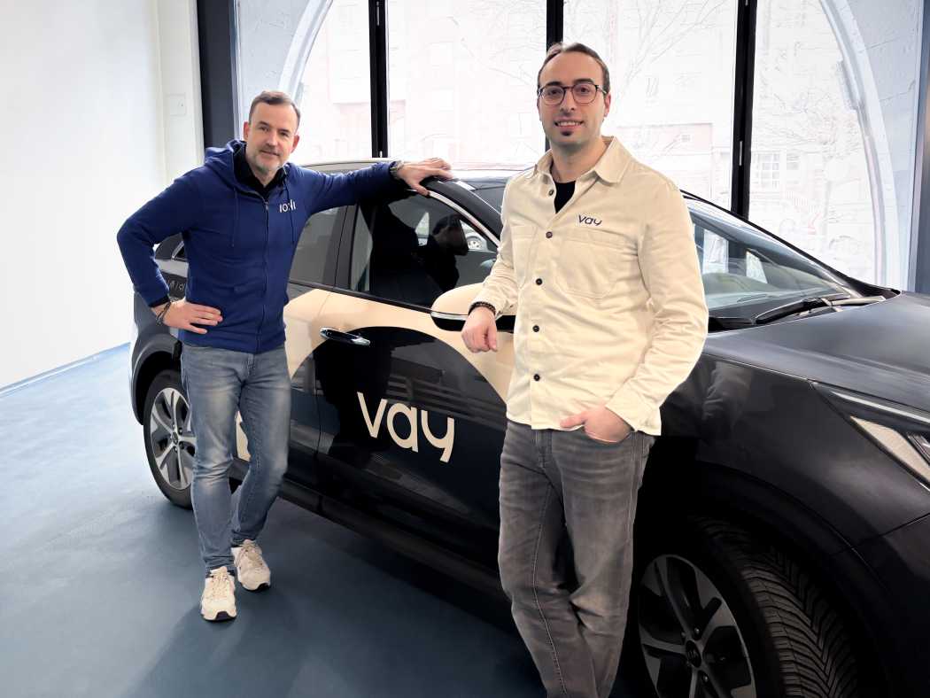 Michael Barillère-Scholz von ioki und Fabrizio Scelsi von Vay wollen künftig gemeinsam Fahrzeuge mit Telefahr-Technologie für On-Demand-Services auf die Straße bringen. (Foto: Vay)