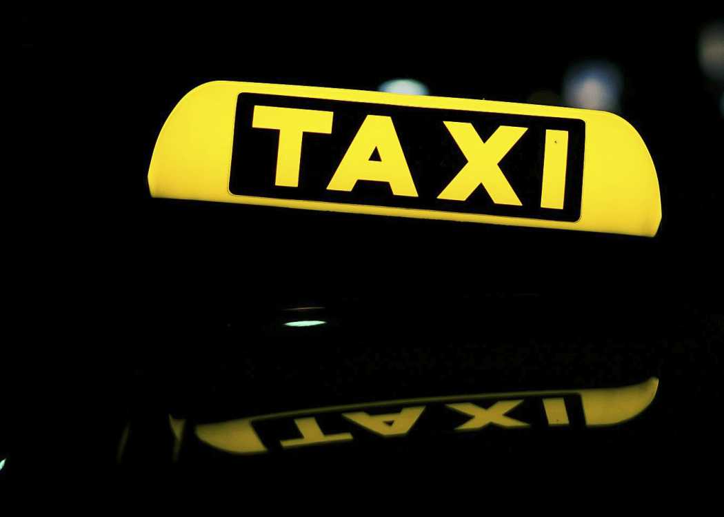 Taxifahrer arbeiten dort, wo viele andere Berufsgruppen längst Feierabend haben. Und sie sind immer wieder Gewalt ausgesetzt.| Foto: Ralf Knufer - pixabay