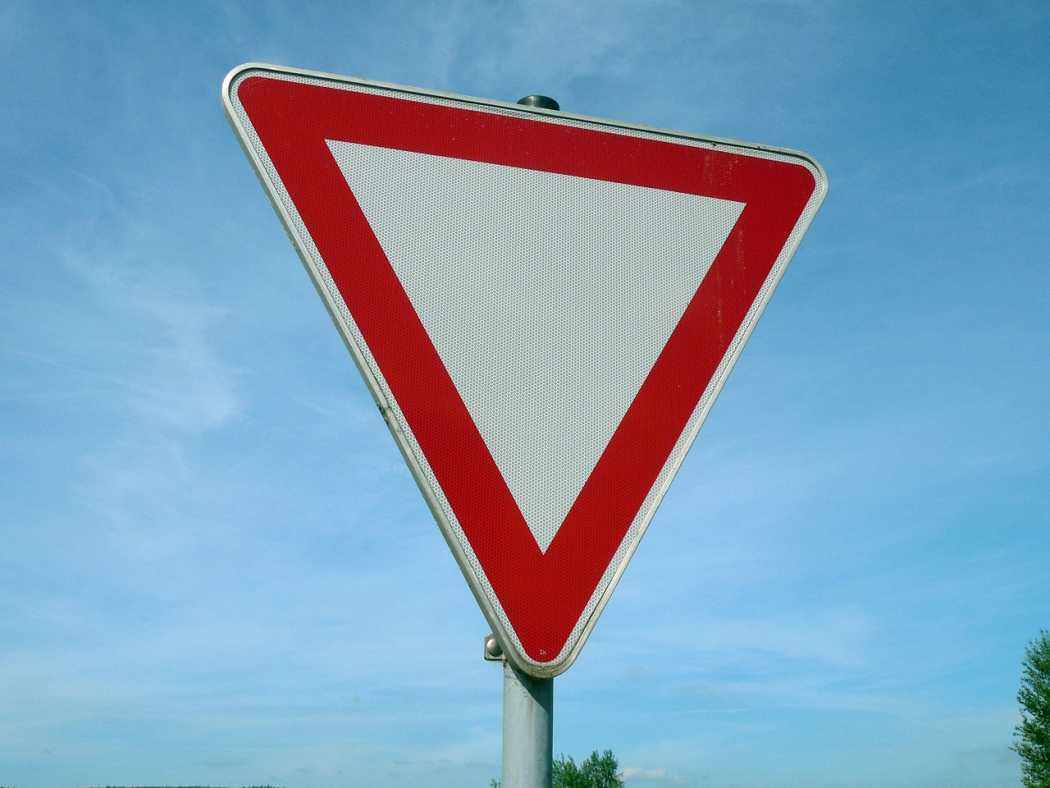 Wer die Vorfahrt gewähren muss, sollte die Geschwindigkeit herannahender Autos gut einschätzen können und im Zweifelsfall besser warten. (Foto: succo auf Pixabay)