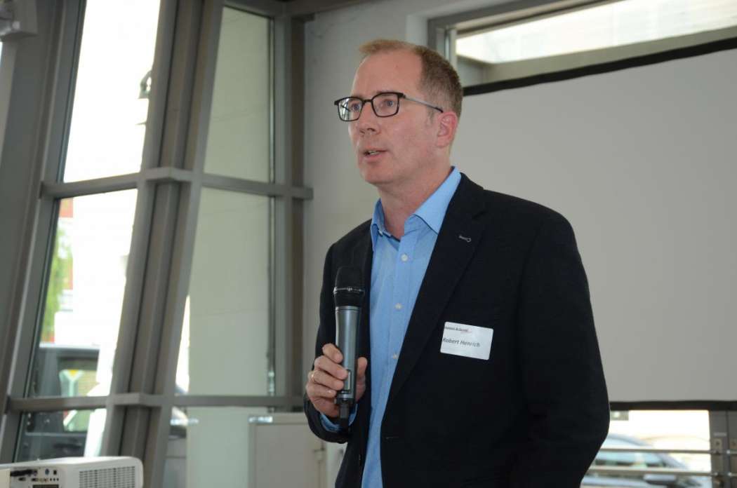 MOIA-Geschäftsführer Robert Henrich wehrte sich tapfer und sehr sachlich gegen teilweise sehr emotionale Vorwürfe der Taxiunternehmer und ihrer Verbandsvertreter. (Foto: Dietmar Fund)