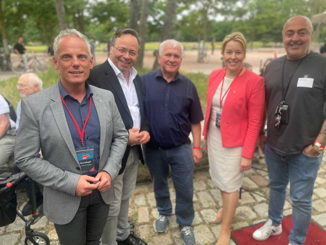 Tino Schopf, Patrick Meinhardt, Leszek Nadolski, Franziska Giffey and Güven Aktas at the SPD parliamentary group's summer party at Park Café at the Technology Museum Berlin. | Photo: Patrick Meinhardt